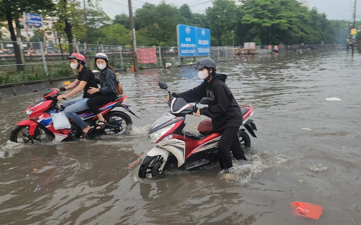 Tin tức sáng 27-11: Triều cường ở TP.HCM có thể đến 1,7m ngay giờ đi học và tan tầm