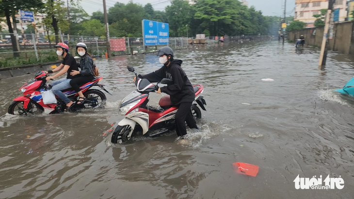 Tin tức sáng 13-12: ADB nâng dự báo tăng trưởng kinh tế Việt Nam; Đông Nam Bộ đón triều cường - Ảnh 1.