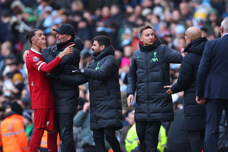 Darwin Nunez được Jurgen Klopp can ngăn khi đang tranh cãi dữ dội với Pep Guardiola - Ảnh: AMA