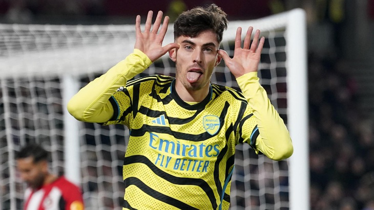 Kai Havertz ăn mừng bàn thắng đưa Arsenal lên đỉnh bảng - Ảnh: Reuters