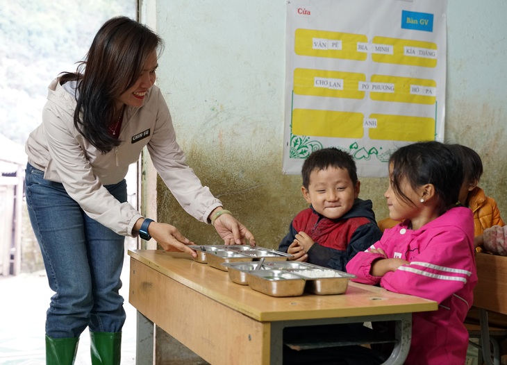 Đại diện nhãn hàng CHIN-SU mang những bữa cơm có thịt lên điểm trường Hà Giang