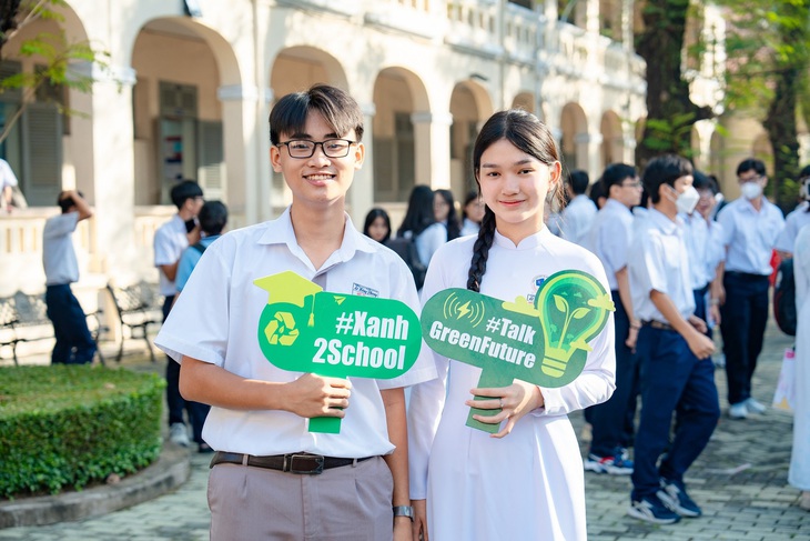 Các bạn trẻ thích thú “check in” cùng standee cuộc thi Tiếng nói Xanh. Ảnh: Đ.H