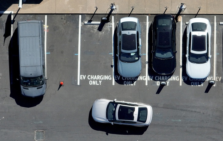 Một xe điện Hãng Polestar tiến vào trạm sạc ở thị trấn Polestar, bang California - Ảnh: AFP