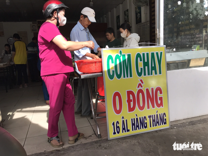 Mỗi tháng một lần, quán cơm chay Thân Thiện dành tặng suất cơm 0 đồng cho bà con - Ảnh: ĐẶNG TUYẾT