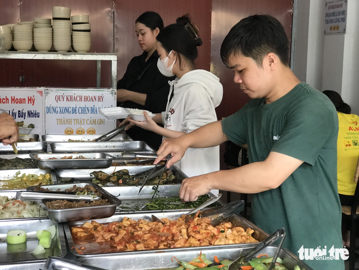 Anh Bùi Hoài Phương (chủ quán chay Thân Thiện) là người đam mê nấu món chay, kiêm đầu bếp của quán - Ảnh: ĐẶNG TUYẾT