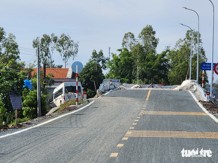 Cầu Kênh Ranh giáp ranh giữa huyện Hòn Đất, tỉnh Kiên Giang với huyện Tri Tôn, tỉnh An Giang đã thi công xong, nhưng chân cầu chưa bồi thường nên đường 945 bị &quot;tắc&quot; - Ảnh: BỬU ĐẤU