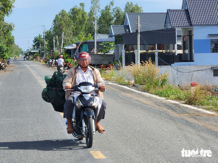 Đường tỉnh 945 dài hơn 40km đã được láng nhựa ngon lành, đưa hàng hóa thông thương liên tỉnh An Giang - Kiên Giang - Ảnh: BỬU ĐẤU