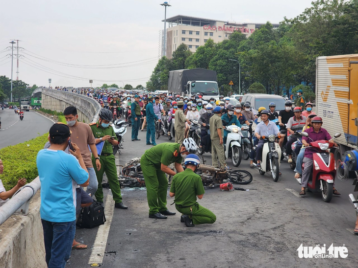 Lực lượng chức năng tại hiện trường - Ảnh: NGỌC KHẢI