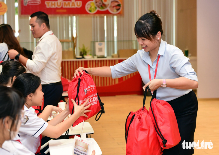 Đến tham quan nhà máy, ngoài có thêm thông tin bổ ích các em học sinh còn được nhận quà mang về - Ảnh: DUYÊN PHAN