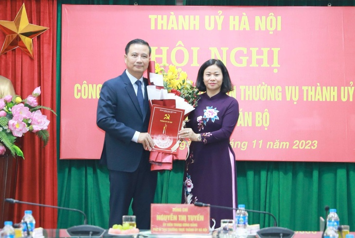 Phó bí thư thường trực Thành ủy Hà Nội Nguyễn Thị Tuyến trao quyết định cho tân Bí thư Quận ủy Hoàng Mai Nguyễn Xuân Linh - Ảnh: Thành ủy Hà Nội