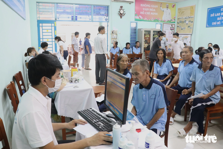 TP.HCM chi gần 48 tỉ đồng trợ cấp người nghèo ngoài lưới an sinh- Ảnh 1. Khám sức khỏe tầm soát miễn phí cho người lang thang, trẻ mồ côi tại Trung tâm Hỗ trợ xã hội quận Bình Thạnh (TP.HCM) - Ảnh: XUÂN MAI