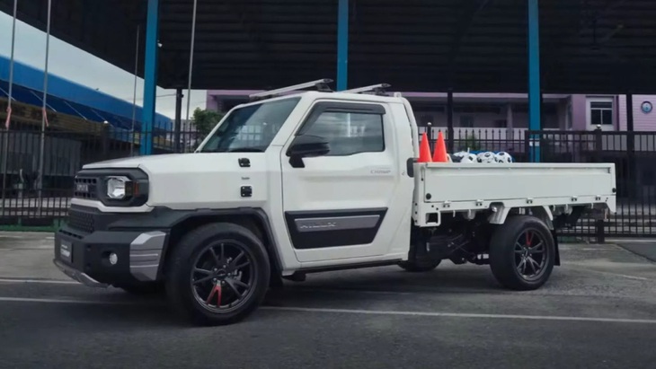 Một phiên bản cũng thể thao hóa khác của Toyota Hilux Champ thì trang bị cho mình linh kiện Toyota chính hãng như mâm hợp kim đen - đỏ, khung bảo vệ nhôm cho cản trước/sau, ốp gắn logo Hilux cho cửa, đèn sương mù và giá chằng đồ gắn trần - Ảnh cắt từ video, nguồn: Toyota