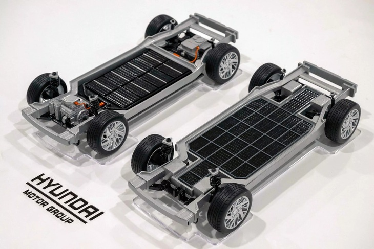 Hyundai tích hợp hệ thống lái vào mâm xe, ví như cuộc cách mạng- Ảnh 3. Không gian trống ở khung gầm dùng Uni Wheel (phải) rộng hơn đáng kể khung gầm xe điện thường (trái) - Ảnh: Hyundai