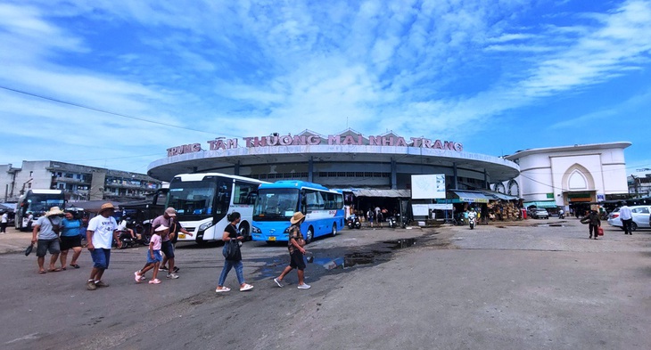 Chợ Đầm tròn Nha Trang (Khánh Hòa) hiện nay đang bị UBND TP Nha Trang cưỡng chế đóng cửa kinh doanh, nhưng khách du lịch vẫn tìm đến tham quan - Ảnh: PHAN SÔNG NGÂN