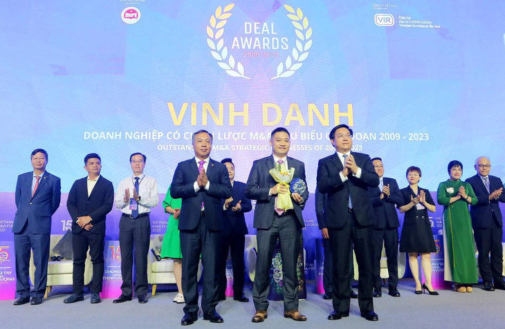 Đại diện Tập đoàn Masan (đứng giữa) nhận giải Doanh nghiệp có chiến lược M&A tiêu biểu