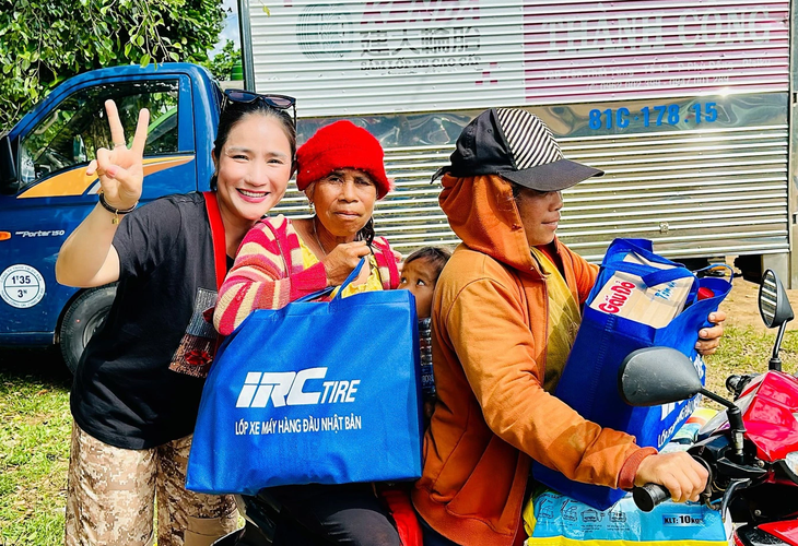 Diễn viên Cát Tường tặng quà cho người dân có hoàn cảnh khó khăn - Ảnh: Facebook nhân vật