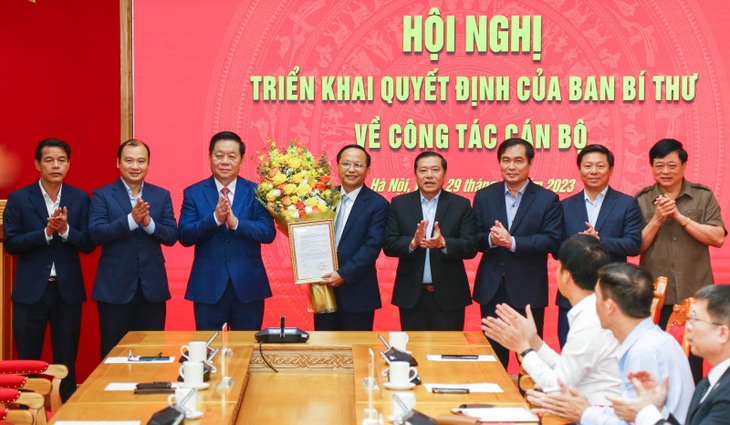 Ông Nguyễn Trọng Nghĩa và lãnh đạo Ban Tuyên giáo Trung ương chúc mừng ông Phạm Ngọc Phương - Ảnh: Ban Tuyên giáo Trung ương cung cấp