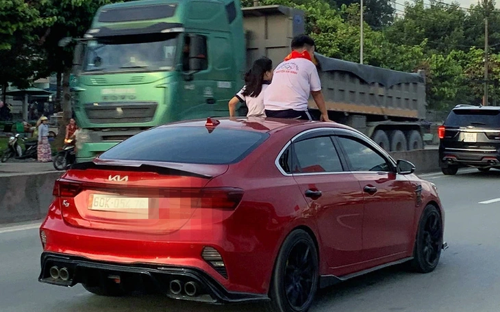 Bé trai bị va đập mạnh khi thò đầu qua cửa sổ trời, dân mạng 'quá sợ với các bậc cha mẹ vô tâm' - Ảnh 3.