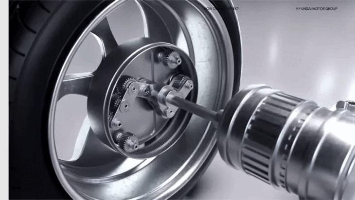 Hyundai tích hợp hệ thống lái vào mâm xe, ví như cuộc cách mạng- Ảnh 1. Uni Wheel đẩy hệ thống truyền động từ khung gầm sang mâm, qua đó giải phóng không gian bên dưới cabin - Ảnh cắt từ video, nguồn: Hyundai