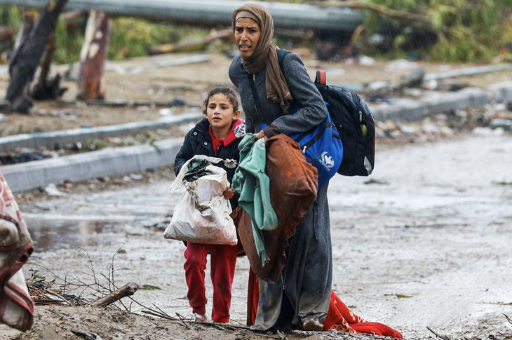 Người dân bước đi trong ngày tạm dừng bắn gần thành phố Gaza ngày 27-11 - Ảnh: REUTERS