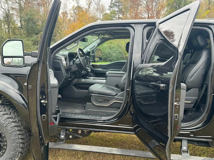Siêu SUV 4 hàng, 9 ghế độ từ Ford F-150, giá trên 12 tỉ- Ảnh 3. Khoang lái MegaRexx SVN giữ lại nguyên bản khá hiện đại và rộng rãi - Ảnh: Carscoops