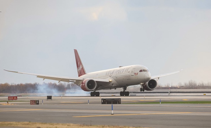 Máy bay Boeing 787 của hãng hàng không Virgin Atlantic sử dụng 100% nhiên liệu hàng không bền vững, hạ cánh tại sân bay John F. Kennedy (New York) chiều 28-11 - Ảnh: REUTERS