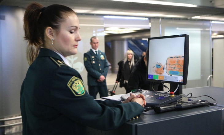 Nhân viên hải quan tại sân bay Vnukovo (Matxcơva, Nga) - Ảnh: MOSCOW TIMES