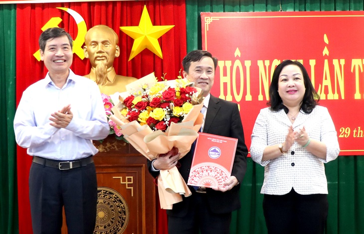 Bà Cao Thị Hòa An - phó bí thư thường trực Tỉnh ủy Phú Yên và ông Tạ Anh Tuấn - chủ tịch UBND tỉnh Phú Yên - tặng hoa chúc mừng ông Trần Huy Đức - chánh án TAND tỉnh Phú Yên - Ảnh: VĂN VINH