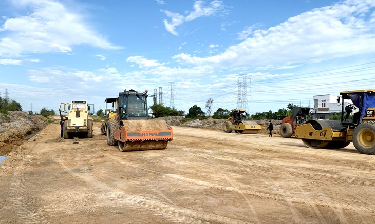 Thi công tuyến cao tốc Bến Lức - Long Thành khu vực tỉnh Đồng Nai thuộc một phần dự án đường vành đai 3 - Ảnh: TỰ TRUNG