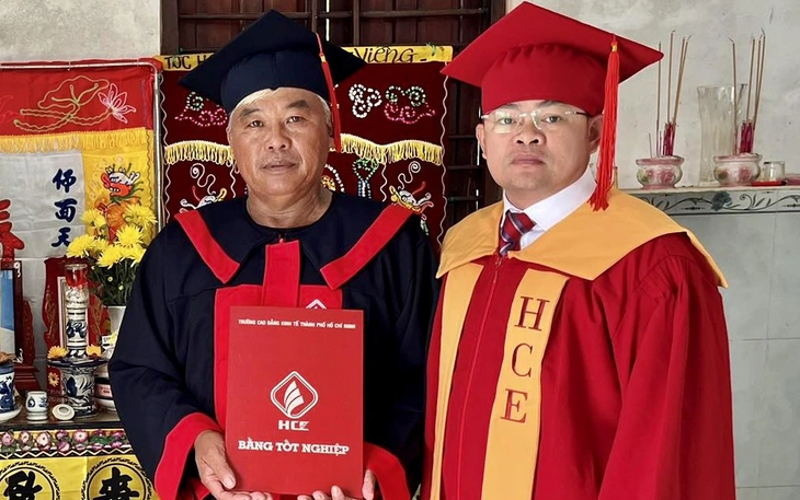 Tân khoa cõng mẹ lên nhận bằng đại học cùng 'tâm thư' nghẹn lòng - Ảnh 2.