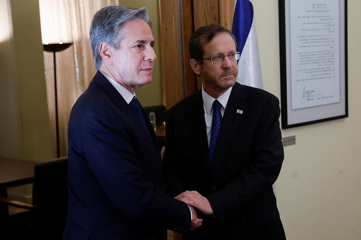 Ngoại trưởng Mỹ Antony Blinken (trái) gặp Tổng thống Israel Isaac Herzog ở Tel Aviv, Israel, ngày 3-11 - Ảnh: REUTERS