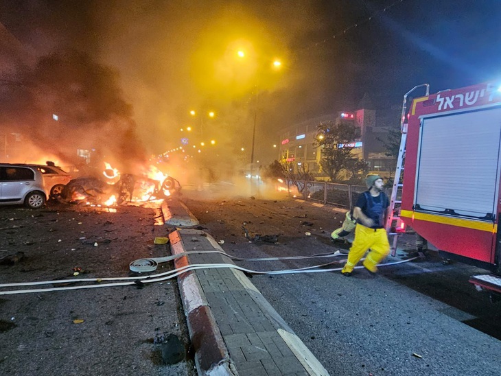 Lính cứu hỏa đối phó các đám cháy ở thành phố Kiryat Shmona sau khi Hamas bắn rocket từ Lebanon vào Israel - Ảnh: THE TIMES OF ISRAEL