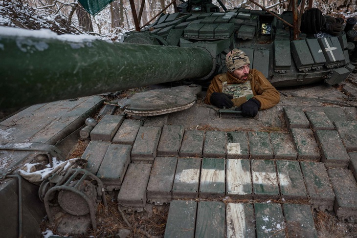 Một binh sĩ Ukraine ngồi trong một xe tăng T-72 tại chiến trường vùng Donetsk hôm 23-11 - Ảnh: REUTERS