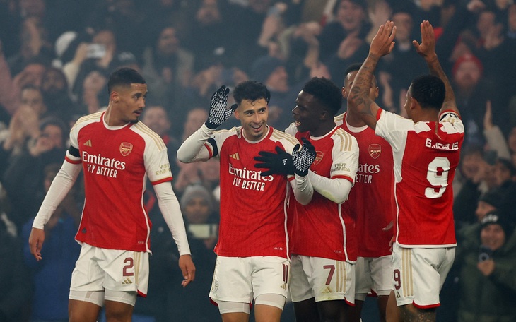 &quot;Đè bẹp&quot; Lens 6-0, Arsenal vào vòng đấu loại trực tiếp Champions League