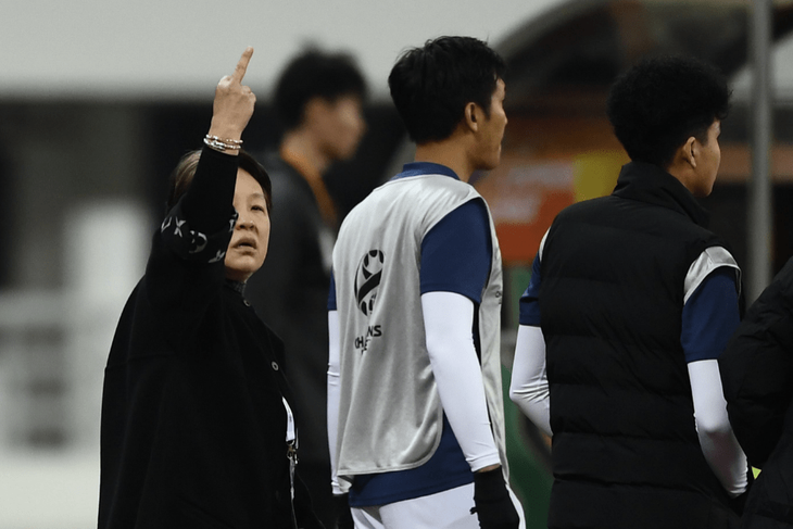 Thành viên ban huấn luyện Buriram United giơ &quot;ngón tay thối&quot; về phía khán giả Chiết Giang - Ảnh: Sohu