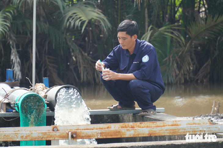 Dự báo độ mặn trên các nhánh sông chính sẽ tăng dần từ đầu tháng 12-2023, Đài khí tượng thủy văn Bến Tre đã khuyến cáo người dân cần kiểm tra độ mặn trước khi sử dụng - Ảnh: MẬU TRƯỜNG