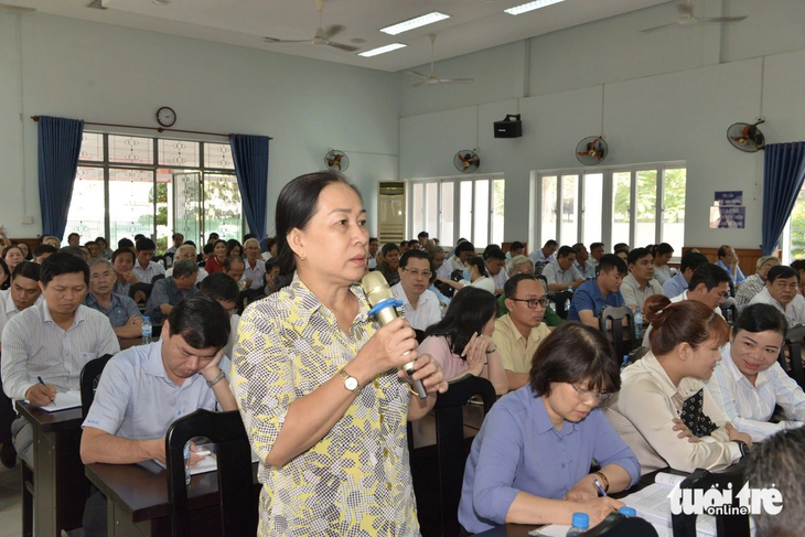 Cử tri huyện Hóc Môn nêu ý kiến - Ảnh: CẨM NƯƠNG 