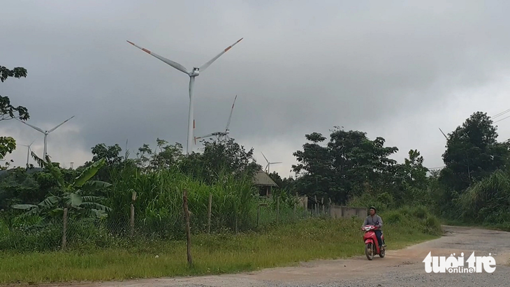 Những trụ tua bin gió được chủ đầu tư xây dựng trên đất mua lại của dân - Ảnh: QUỐC NAM