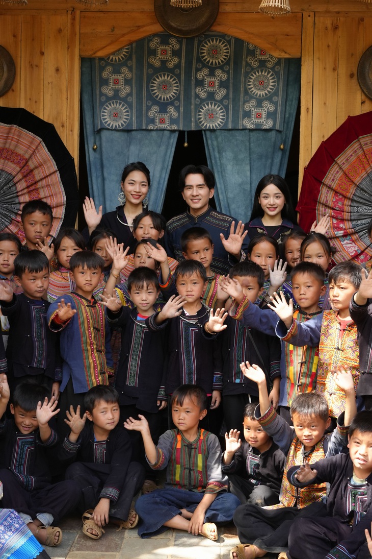 Đan Trường cùng ê kíp “trèo đồi, lội suối” lên Sapa để có những thước phim ấn tượng.