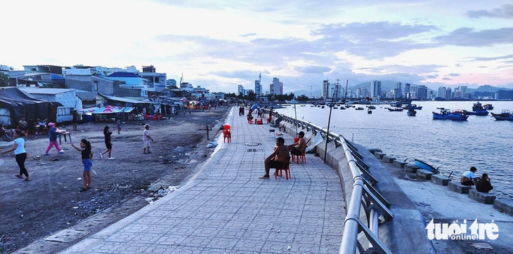 Cư dân khóm Tây Hải, phường Vĩnh Nguyên tại bờ kè chắn sóng mới xây bên biển Nha Trang (Khánh Hòa, chiều 3-11-2023) - Ảnh: PHAN SÔNG NGÂN