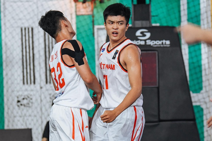 Bùi Anh Khoa (phải) tại FIBA 3x3 Nation League 2022 - Ảnh: VBA