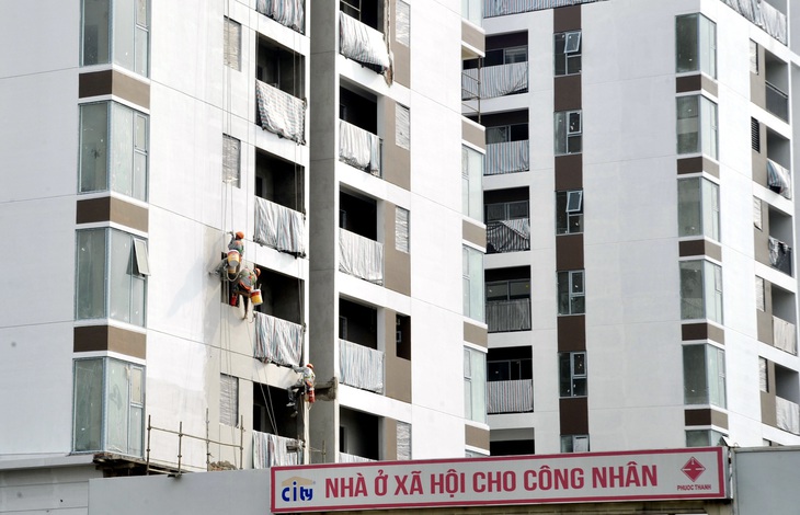 Công nhân thi công xây dựng khu nhà ở xã hội dành cho công nhân tại phường Thạnh Mỹ Lợi, TP Thủ Đức (TP.HCM) chiều 3-11 - Ảnh: TỰ TRUNG