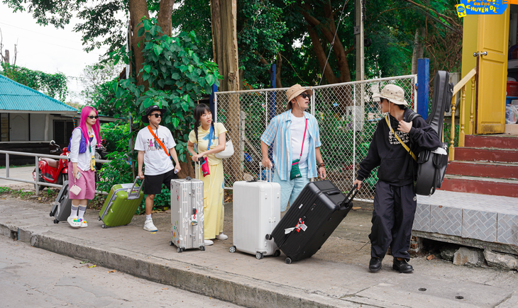 5 thành viên kéo vali tiến về chỗ nghỉ