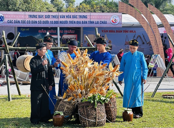 Thầy cúng cùng những người đàn ông trong bản đan những chiếc phên mắt cáo cắm lên ruộng nương - Ảnh: HUY HOÀNG