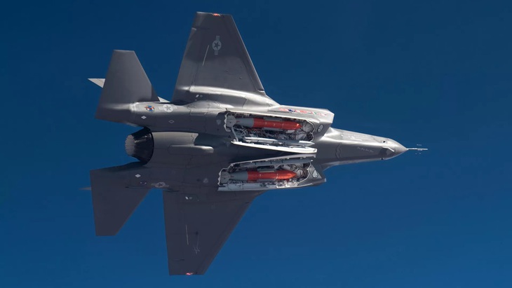 Chiếc tiêm kích F-35 của Mỹ mang theo hai quả bom B61-12 - Ảnh: RIA NOVOSTI