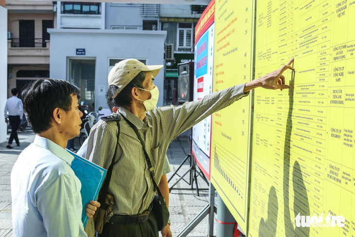 Lao động lớn tuổi tìm việc bán thời gian tại Hà Nội - Ảnh: HÀ QUÂN