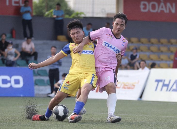 Công đoàn Thông tin Truyền thông (áo hồng) vô địch vòng loại khu vực Hà Nội rất thuyết phục - Ảnh: HOÀNG TÙNG