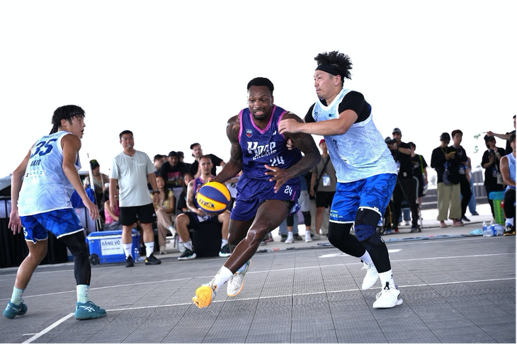 Ngôi sao bóng rổ Kentrell Barkley (trái) đột phá trước đội Shonan Seaside.Exe - Ảnh: VBA