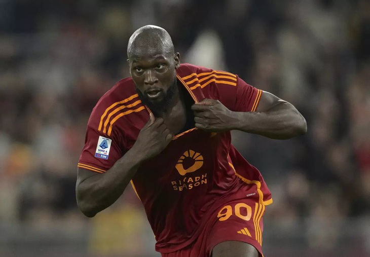 Lukaku ăn mừng bàn ấn định tỉ số 2-1 cho AS Roma - Ảnh: AP