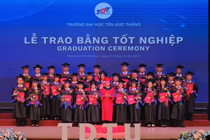 Trường Đại học Tôn Đức Thắng tổ chức Lễ ra trường và trao bằng tốt nghiệp - Ảnh 1.